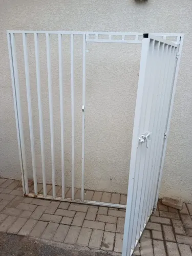 portão de ferro com grade de proteção