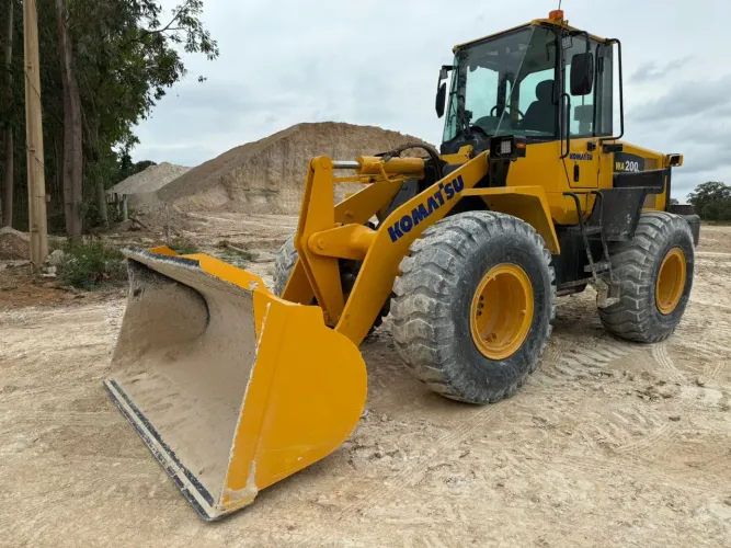 Pá carregadeira Komatsu WA200