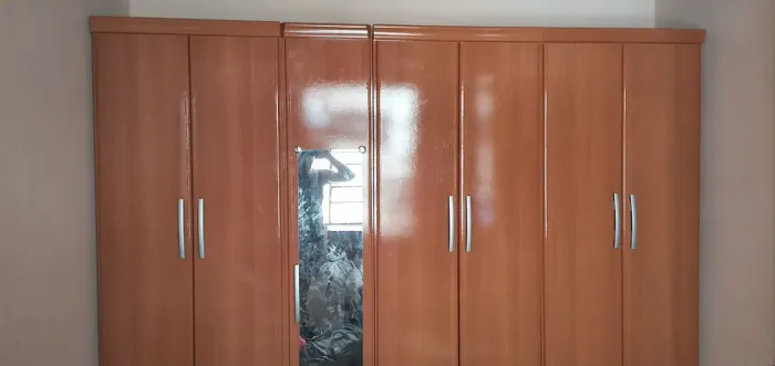 Vendo 1 garda roupa de casal de madeira 1.000 reais retirada no local só no dinheiro