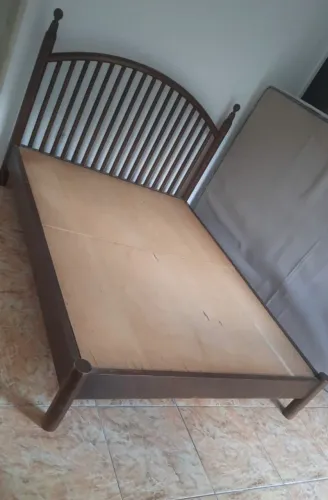 Cama de casal em madeira
