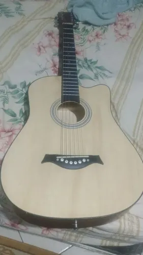 Vende-se violão acústico.