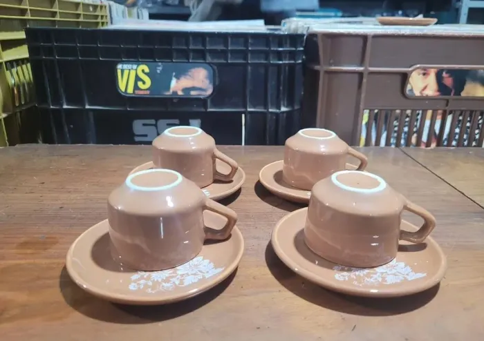 CONJUNTO PARA CAFÉZINHO, EM PORCELANA REAL <br>?