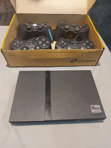 PS2 Slim 77001 - Leitor 100% + 2 Controles Originais (Série A/H) + 3 Jogos