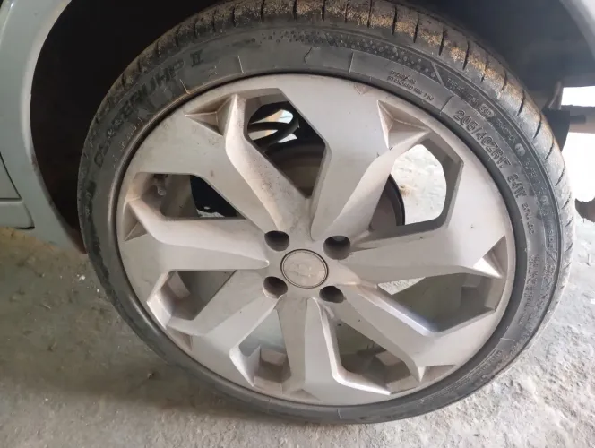 Aro 17 de liga leve perfil baixo + 4 pneus (2 pneus zero e 2 semi novo)