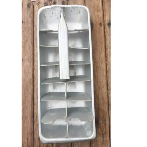 antiga forma de gelo em aluminio