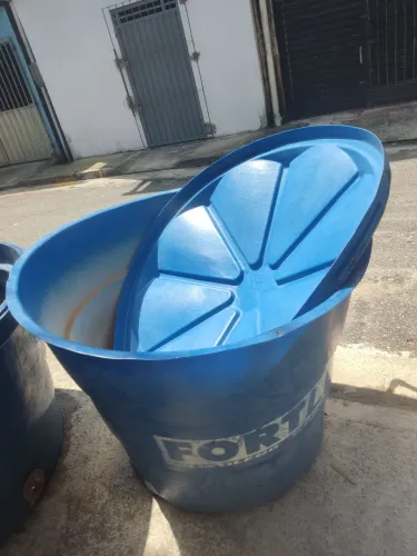 Vendo esta caixa de 500 l fortlev