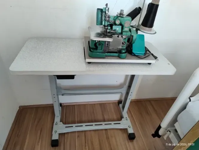 MESA DE MAQUINA DE COSTURA (SOMENTE A MESA)