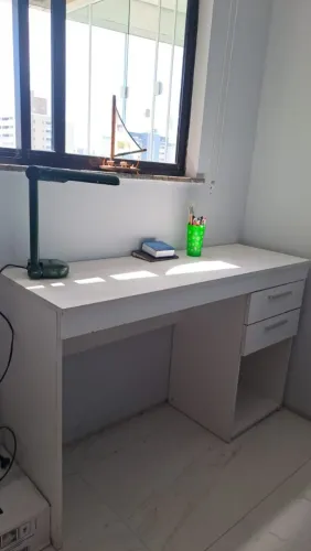 Vende-se escrivaninha e cadeira giratória.