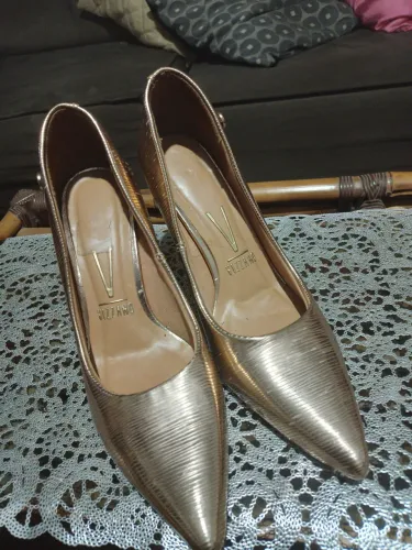 Scarpin Dourado Rosê Vizzano 