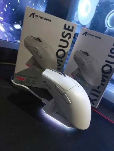 Mouse Attack Shark X11 com dock de carregamento
