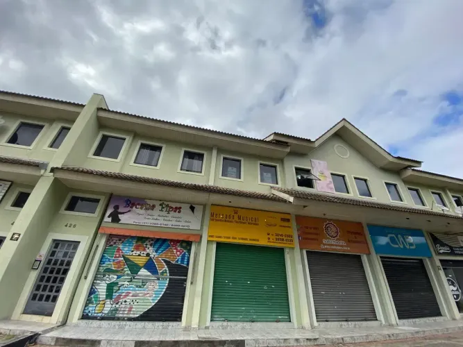 Imóvel para aluguel possui 25 metros quadrados em Cajuru - Curitiba - PR