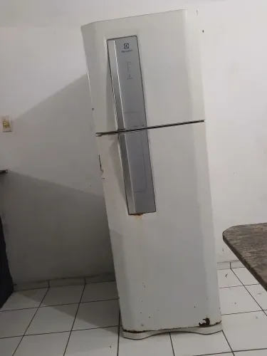 Vendo Geladeira Electrolux 