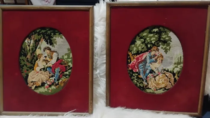 Dupla de Quadros Clássicos Petit Point - Puro Charme Vintage