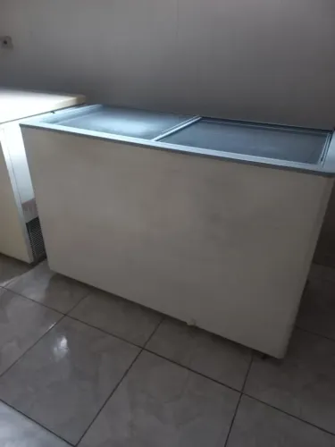 Vendeu freezer com tampa de vidro