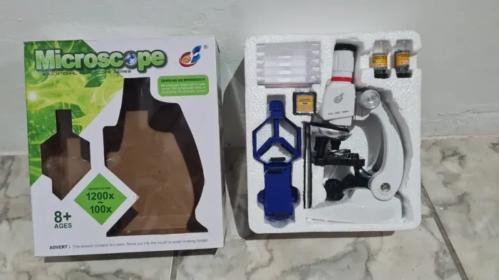 Microscópio didático