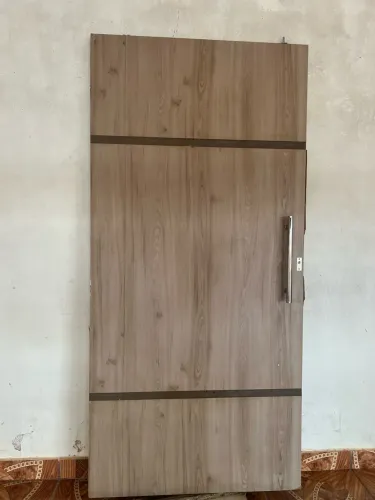 Vende-se porta de madeira
