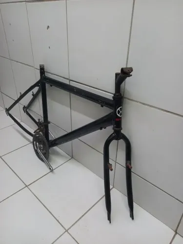 Quadro de bicicleta aro 26 com garfo.