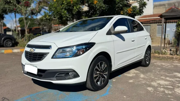 Chevrolet Onix Hatch LTZ 1.4 8V Flex Power Mec. 4P 2015