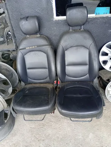 2 bancos dianteiro Creta em couro 800