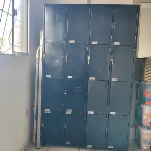 Armário de aço com 16 portas