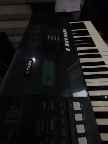 Teclado Yamaha PSR E 423 muito novo SEM DETALHES
