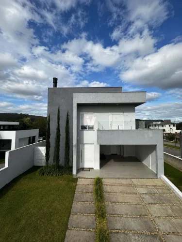 Casa em Condomínio Fechado com 3 Suítes no Tomazetti