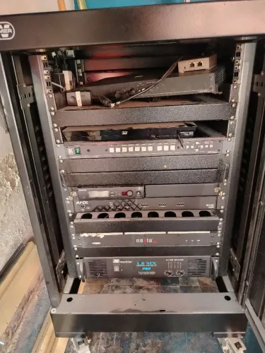 Potência, DVD, equalizador, distribuidor e rack 