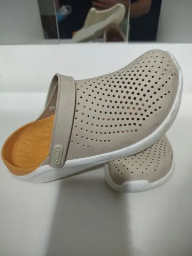 Sandália crocs literide clog bege