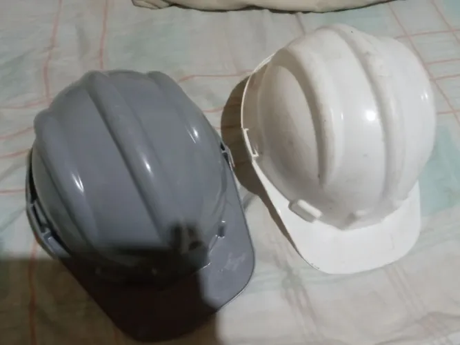 Dois capacetes de segurança