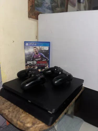 Ps4 Slim de 1TB + 2 controles