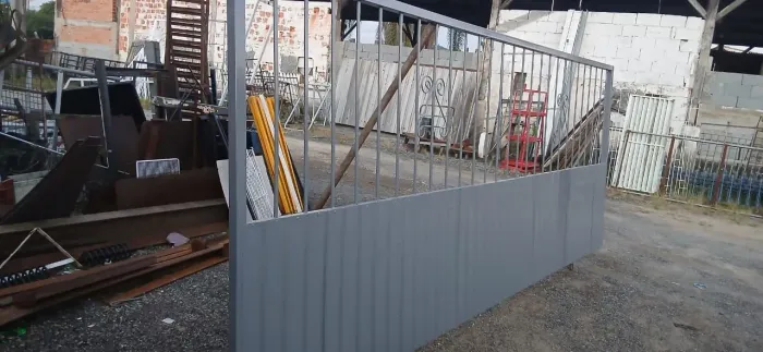 Vendo portão 4,08x1,65 de ferro, não entrego ,somente o portão.
