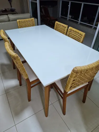 Jogo de mesa e cadeiras 
