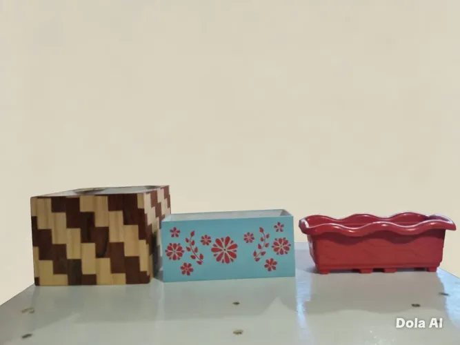 Um cachepo de marchetaria invernizado para vaso 14 e um cachepo de mdf com vaso