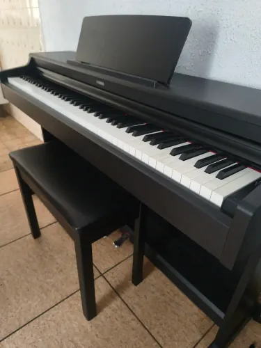 Piano Digital Arius YDP-165 (semi-novo)