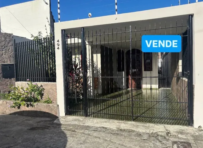 VENDE CASA NO BAIRRO PONTO CENTRAL EM FEIRA DE SANTANA ENTRE AS AVENIDAS MARIA QUITÉRIA E