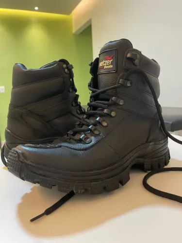 Bota de couro nunca usada