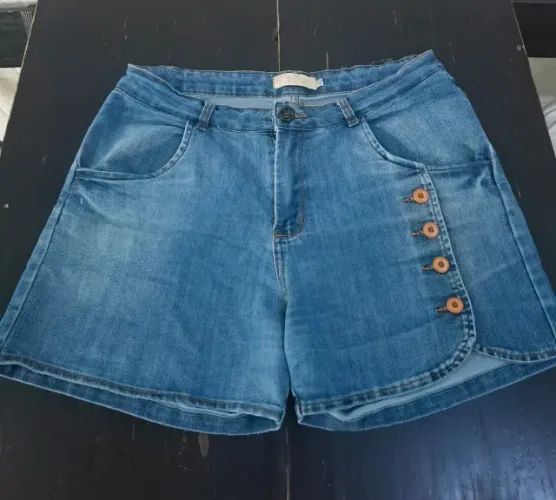 Shorts Jeans com Detalhes na Lateral