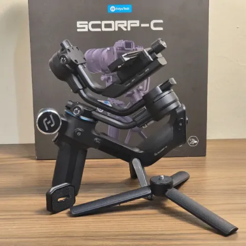 GIMBAL ESTABILIZADOR FEIYUTECH SCORP C PARA CÂMERAS MIRRORLESS E DSLR (EM ATÉ 12X)