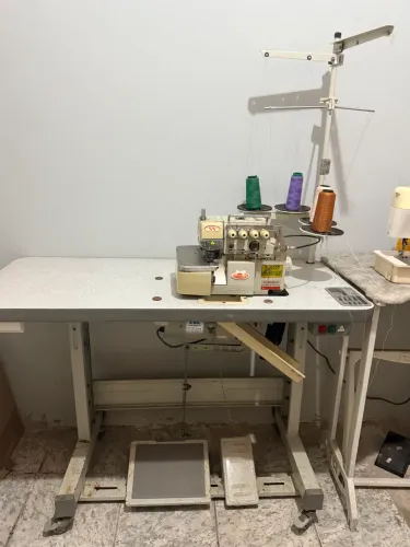 Máquina Overlock Industrial Sun Special SS-8804BKW + Mesa e Motor