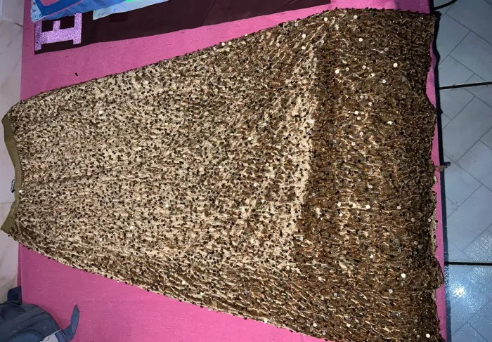 Estou vendendo essa saia, comprei na SHEIN mais quando chegou eu não gostei, nunca usei 