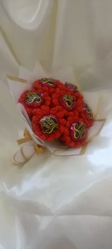 Buquê de crochê com chocolate