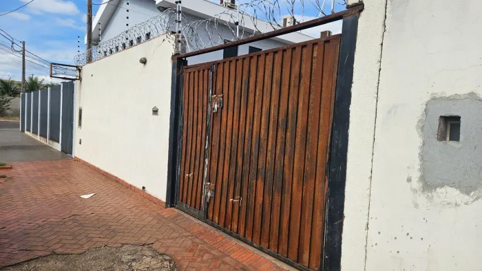 Imóvel murado e contra piso