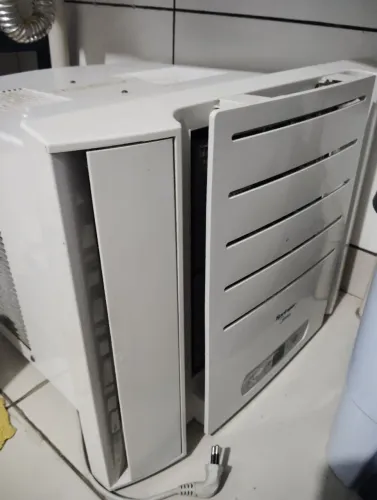Ar-condicionado de Janela 10.000 BTUs - 127V