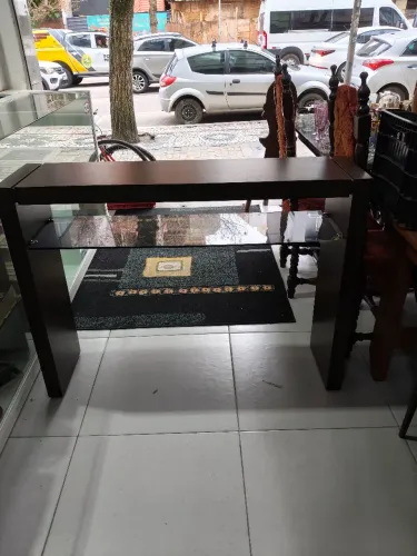 Aparador de Madeira Maciça com Detalhe em Vidro - Oportunidade