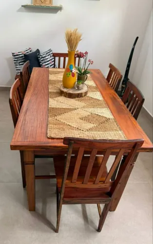 Mesa com 6 cadeiras. 160×90 peroba rosa