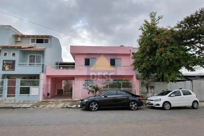 Terreno com dois sobrados na Rua 2700 no Centro de Balneário Camboriú