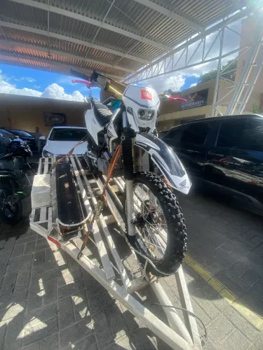 Moto de trilha com roupa da CRF e toda preparada