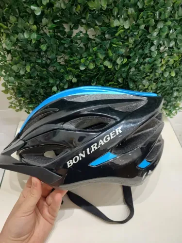Capacete azul e preto para bikes e motocicletas scooter elétrica atleta patins patinete