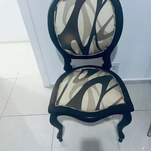 Cadeira elegante em madeira estocada em tecido