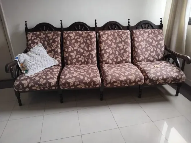 sofá vintage  em madeira maciça com poltrona tripé 